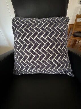 Cut Velvet Geometric 18x18 Pillow w/insert Navy & White